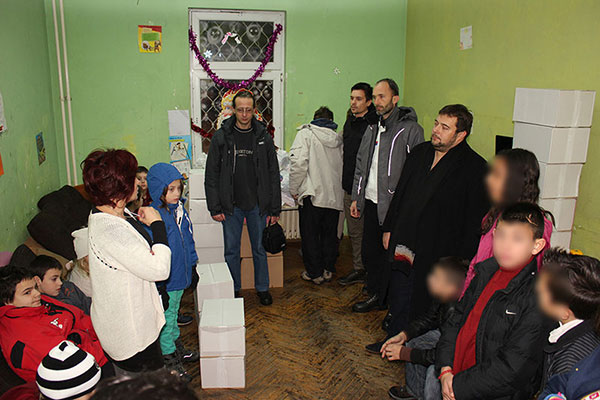 Деца Свете Србије дарују своје вршњаке